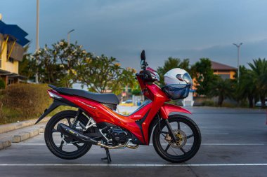 Kırmızı motosikletler, lider sistem, otomobil, honda teknolojisi, 110 cc sistem, Nonthaburi, Tayland, 26 Kasım 2021