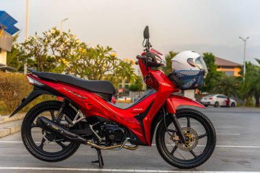 Kırmızı motosikletler, lider sistem, otomobil, honda teknolojisi, 110 cc sistem, Nonthaburi, Tayland, 26 Kasım 2021