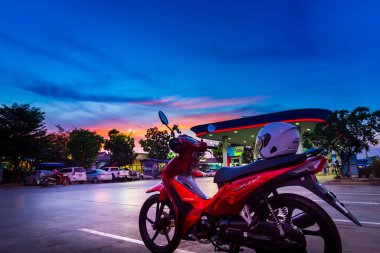 Kırmızı motosikletler, lider sistem, otomobil, honda teknolojisi, 110 cc sistem, Nonthaburi, Tayland, 26 Kasım 2021