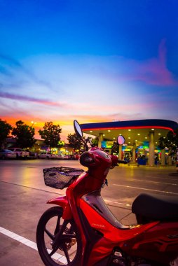 Kırmızı motosikletler, lider sistem, otomobil, honda teknolojisi, 110 cc sistem, Nonthaburi, Tayland, 26 Kasım 2021