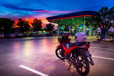 Kırmızı motosikletler, lider sistem, otomobil, honda teknolojisi, 110 cc sistem, Nonthaburi, Tayland, 26 Kasım 2021