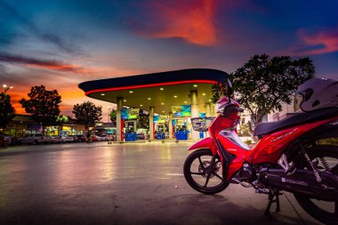 Kırmızı motosikletler, lider sistem, otomobil, honda teknolojisi, 110 cc sistem, Nonthaburi, Tayland, 26 Kasım 2021