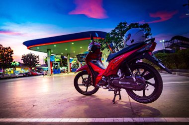 Kırmızı motosikletler, lider sistem, otomobil, honda teknolojisi, 110 cc sistem, Nonthaburi, Tayland, 26 Kasım 2021
