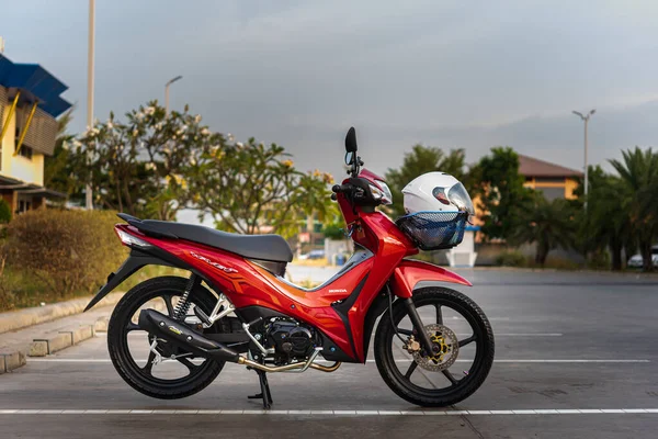 Kırmızı motosikletler, lider sistem, otomobil, honda teknolojisi, 110 cc sistem, Nonthaburi, Tayland, 26 Kasım 2021