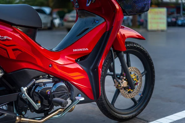 Kırmızı motosikletler, lider sistem, otomobil, honda teknolojisi, 110 cc sistem, Nonthaburi, Tayland, 26 Kasım 2021