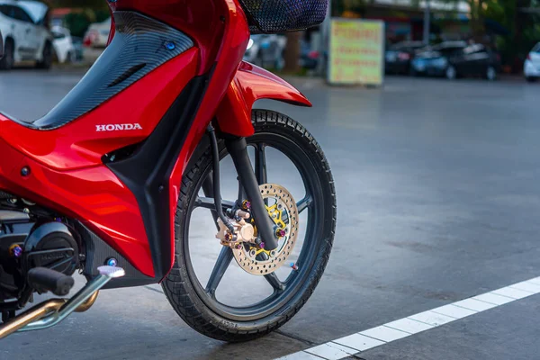 Kırmızı Motosikletler Lider Sistem Otomobil Honda Teknolojisi 110 Sistem Nonthaburi — Stok fotoğraf