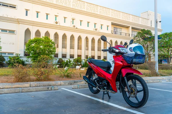 Kırmızı motosikletler, lider sistem, otomobil, honda teknolojisi, 110 cc sistem, Nonthaburi, Tayland, 26 Kasım 2021