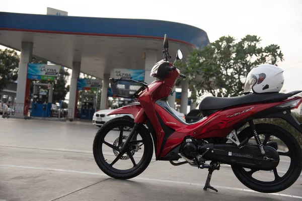 Kırmızı motosikletler, lider sistem, otomobil, honda teknolojisi, 110 cc sistem, Nonthaburi, Tayland, 26 Kasım 2021