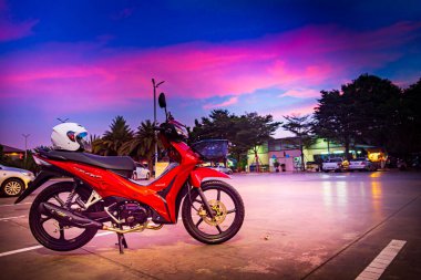Kırmızı motosikletler, lider sistem, otomobil, honda teknolojisi, 110 cc sistem, Nonthaburi, Tayland, 26 Kasım 2021