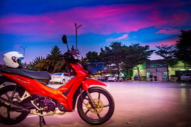 Kırmızı motosikletler, lider sistem, otomobil, honda teknolojisi, 110 cc sistem, Nonthaburi, Tayland, 26 Kasım 2021