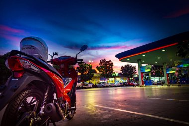 Kırmızı motosikletler, lider sistem, otomobil, honda teknolojisi, 110 cc sistem, Nonthaburi, Tayland, 26 Kasım 2021