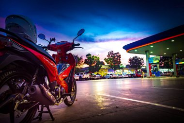 Kırmızı motosikletler, lider sistem, otomobil, honda teknolojisi, 110 cc sistem, Nonthaburi, Tayland, 26 Kasım 2021