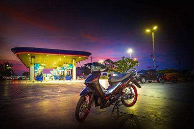 Kırmızı motosikletler, lider sistem, otomobil, honda teknolojisi, 110 cc sistem, Nonthaburi, Tayland, 26 Kasım 2021