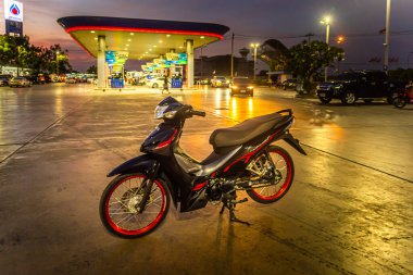 Kırmızı motosikletler, lider sistem, otomobil, honda teknolojisi, 110 cc sistem, Nonthaburi, Tayland, 26 Kasım 2021