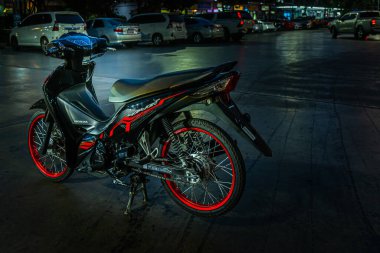 Kırmızı motosikletler, lider sistem, otomobil, honda teknolojisi, 110 cc sistem, Nonthaburi, Tayland, 26 Kasım 2021