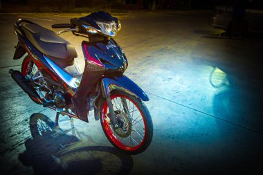 Kırmızı motosikletler, lider sistem, otomobil, honda teknolojisi, 110 cc sistem, Nonthaburi, Tayland, 26 Kasım 2021