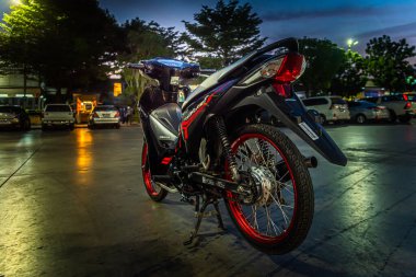 Kırmızı motosikletler, lider sistem, otomobil, honda teknolojisi, 110 cc sistem, Nonthaburi, Tayland, 26 Kasım 2021