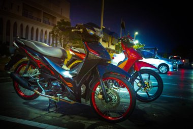 Kırmızı motosikletler, lider sistem, otomobil, honda teknolojisi, 110 cc sistem, Nonthaburi, Tayland, 26 Kasım 2021