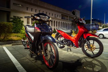 Kırmızı motosikletler, lider sistem, otomobil, honda teknolojisi, 110 cc sistem, Nonthaburi, Tayland, 26 Kasım 2021