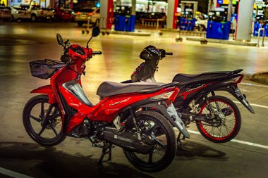Kırmızı motosikletler, lider sistem, otomobil, honda teknolojisi, 110 cc sistem, Nonthaburi, Tayland, 26 Kasım 2021