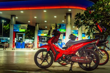 Kırmızı motosikletler, lider sistem, otomobil, honda teknolojisi, 110 cc sistem, Nonthaburi, Tayland, 26 Kasım 2021