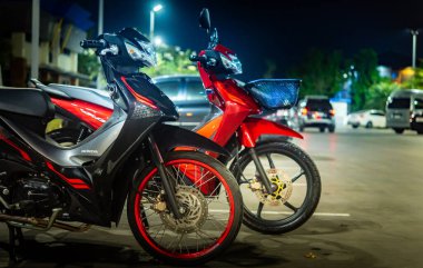 Kırmızı motosikletler, lider sistem, otomobil, honda teknolojisi, 110 cc sistem, Nonthaburi, Tayland, 26 Kasım 2021