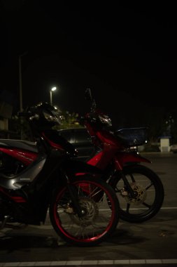 Kırmızı motosikletler, lider sistem, otomobil, honda teknolojisi, 110 cc sistem, Nonthaburi, Tayland, 26 Kasım 2021