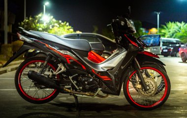Kırmızı motosikletler, lider sistem, otomobil, honda teknolojisi, 110 cc sistem, Nonthaburi, Tayland, 26 Kasım 2021