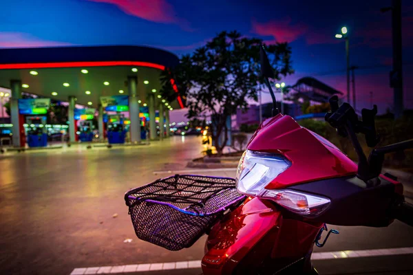 Kırmızı motosikletler, lider sistem, otomobil, honda teknolojisi, 110 cc sistem, Nonthaburi, Tayland, 26 Kasım 2021