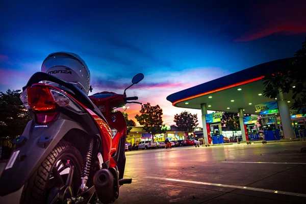 Kırmızı motosikletler, lider sistem, otomobil, honda teknolojisi, 110 cc sistem, Nonthaburi, Tayland, 26 Kasım 2021
