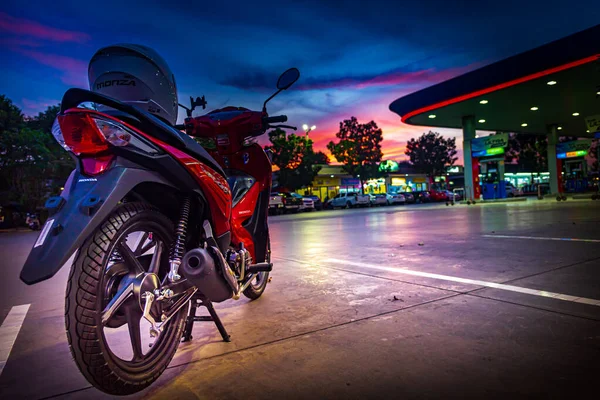 Kırmızı motosikletler, lider sistem, otomobil, honda teknolojisi, 110 cc sistem, Nonthaburi, Tayland, 26 Kasım 2021
