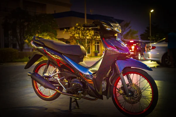 Kırmızı Motosikletler Lider Sistem Otomobil Honda Teknolojisi 110 Sistem Nonthaburi — Stok fotoğraf