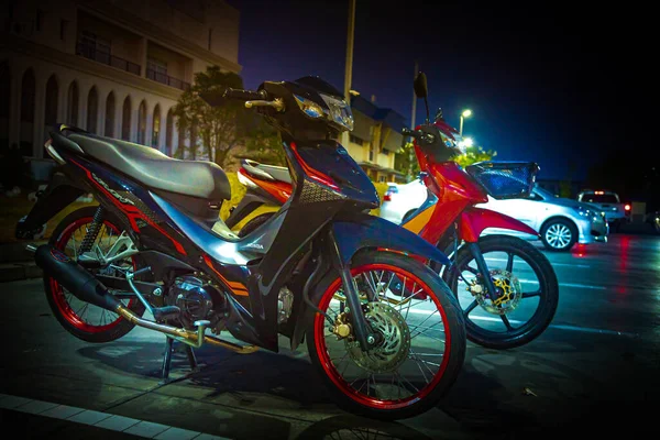 Kırmızı motosikletler, lider sistem, otomobil, honda teknolojisi, 110 cc sistem, Nonthaburi, Tayland, 26 Kasım 2021