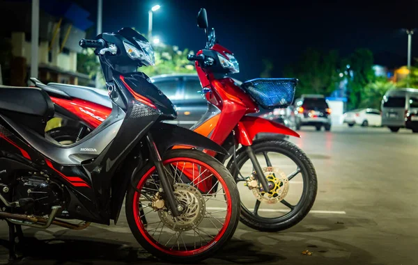 Kırmızı motosikletler, lider sistem, otomobil, honda teknolojisi, 110 cc sistem, Nonthaburi, Tayland, 26 Kasım 2021