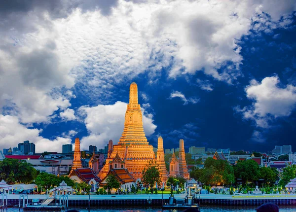 位于泰国曼谷的华润寺日落时分 万安寺是泰国曼谷叶县的一座佛寺 也是泰国最有名的地标之一 — 图库照片