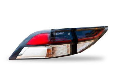 Arabanın arka farları beyaz arkaplandan ayrı.