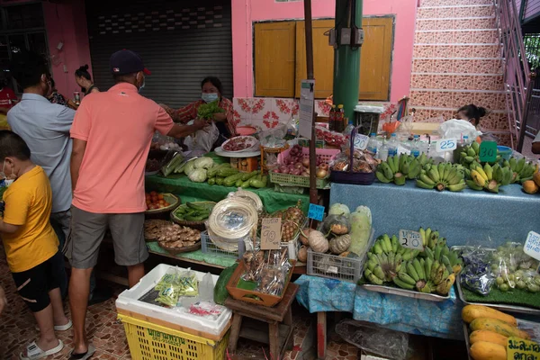Sai Noi Yüzen Pazarı, tekneyle gelen turistler, Tayland, Bangkok 'ta..