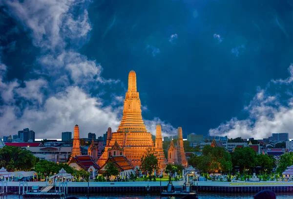 位于泰国曼谷的华润寺日落时分 万安寺是泰国曼谷叶县的一座佛寺 也是泰国最有名的地标之一 — 图库照片