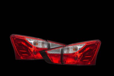 Araba stop lambası, öncü sistem teknolojisi arka plandaki beyaz arka plan klipsleme parçasından izole edildi