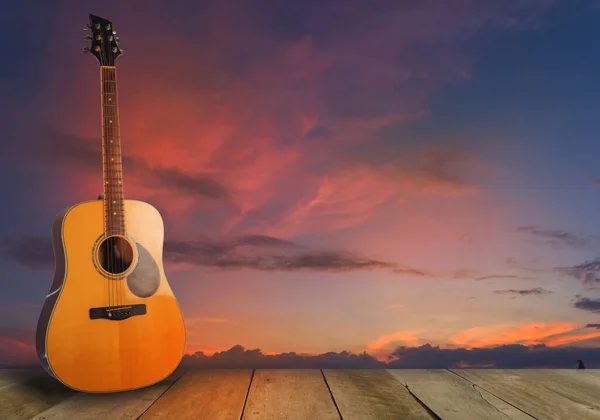 Tahta gitar doğal manzara, deniz, batan güneş müzikal doğa, ahşap zemin, seyahat, manzara, müzik aletleri, nakliye müziği ve doğa.. 