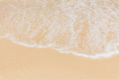 Kumsalda deniz dalgaları kabarcıkları