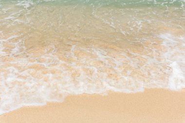 Kumsalda deniz dalgaları kabarcıkları