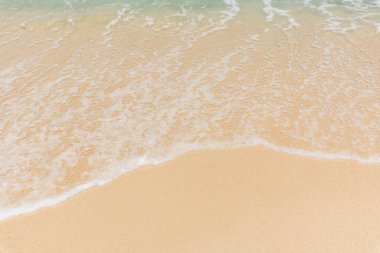 Kumsalda deniz dalgaları kabarcıkları