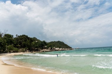 Kumsalda deniz dalgaları kabarcıkları