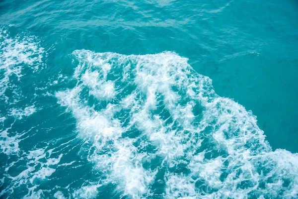 Kabarcık Dalga Deniz Mavi Köpüklü Deniz Suyunun Doğal Arka Planı — Stok fotoğraf