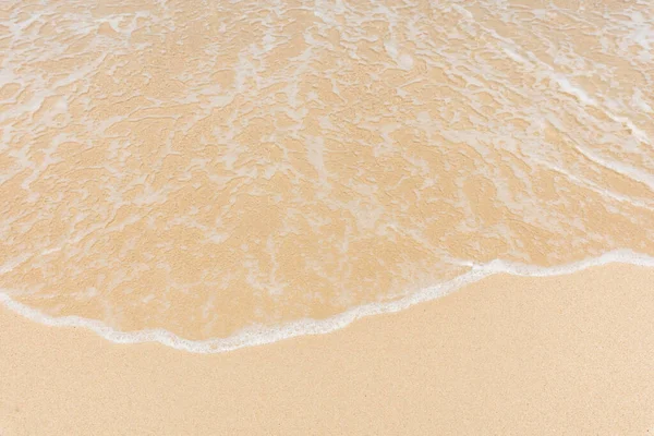 Θαλασσινά Κύματα Φυσαλίδες Στην Αμμώδη Παραλία — Φωτογραφία Αρχείου