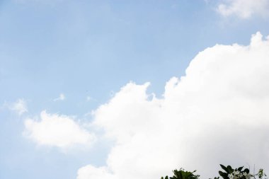 Doğal gökyüzü, rengarenk panoramik gökyüzü gün doğumunda ve yaz sabahında gün batımında.