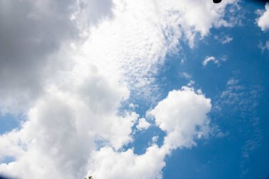 Doğal gökyüzü, rengarenk panoramik gökyüzü gün doğumunda ve yaz sabahında gün batımında.