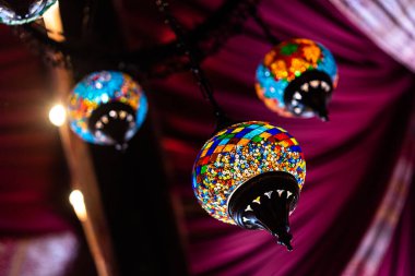 Hint fenerleri. Doğu renginde cam lambalar ya da Türk pazarında fenerler. Asya 'da kaliteli fotoğraflar.