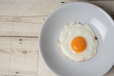 street food, fried egg, fried egg, oil-free fried egg, slow cooker, healthy technology, healthy technology, on the background, black background, wooden floor, high resolution photo